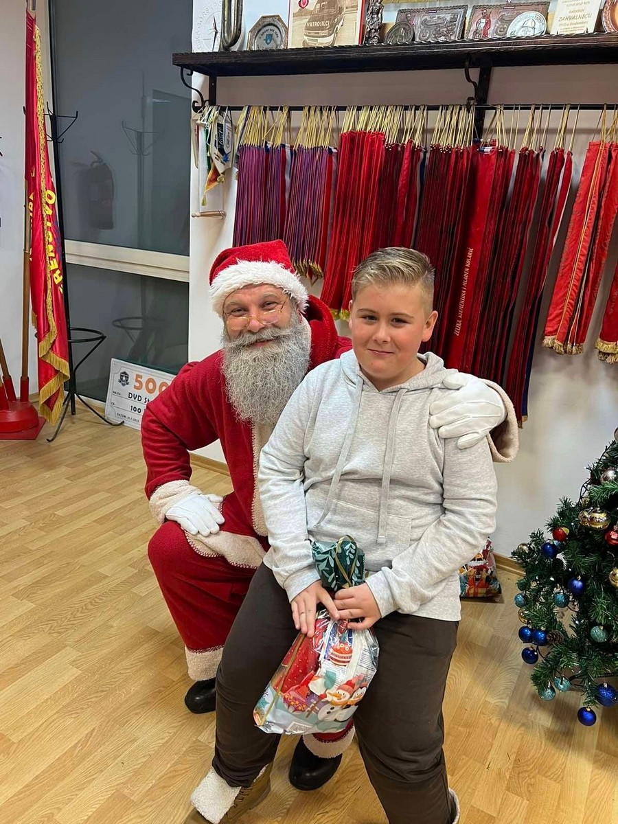 DVD STRAHONINEC Djecu posjetio Djed Božićnjak i podijelio im poklone