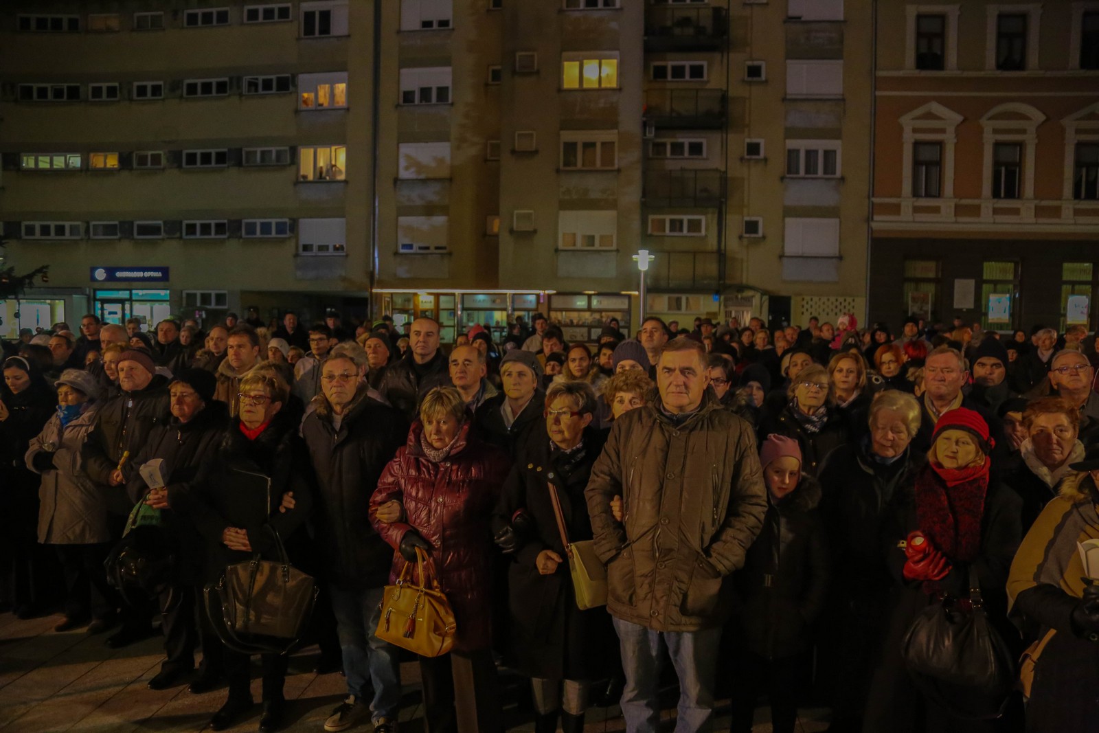 Upaljena prva adventska svijeća u Čakovcu: Predivna rasvjeta zasjala gradom