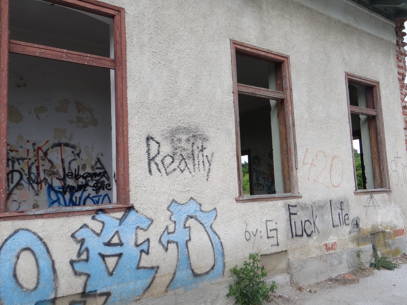 FOTO Željeznička postaja koja to nije: Vandalizam nad zapuštenom željezničkom postajom Donji Mihaljevec FOTO Željeznička postaja koja to nije: Vandalizam nad zapuštenom željezničkom postajom Donji Mihaljevec