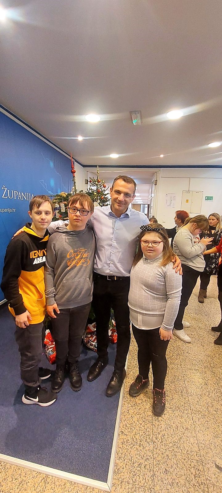 Kićenje božićne jelke