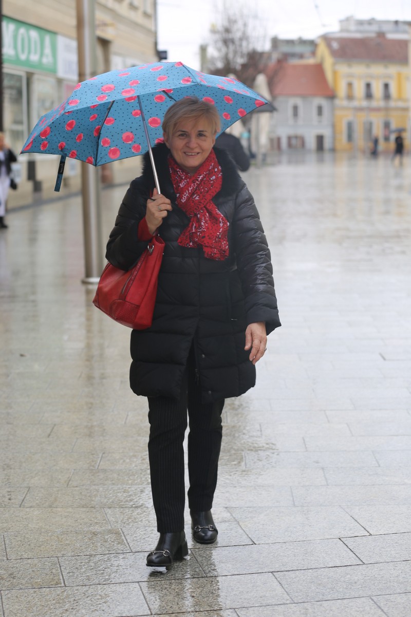 KLIKOM PO ČAKOVCU Oblačno i kišovito prijepodne nije spriječilo građane da dođu u centar grada KLIKOM PO ČAKOVCU Oblačno i kišovito prijepodne nije spriječilo građane da dođu u centar grada