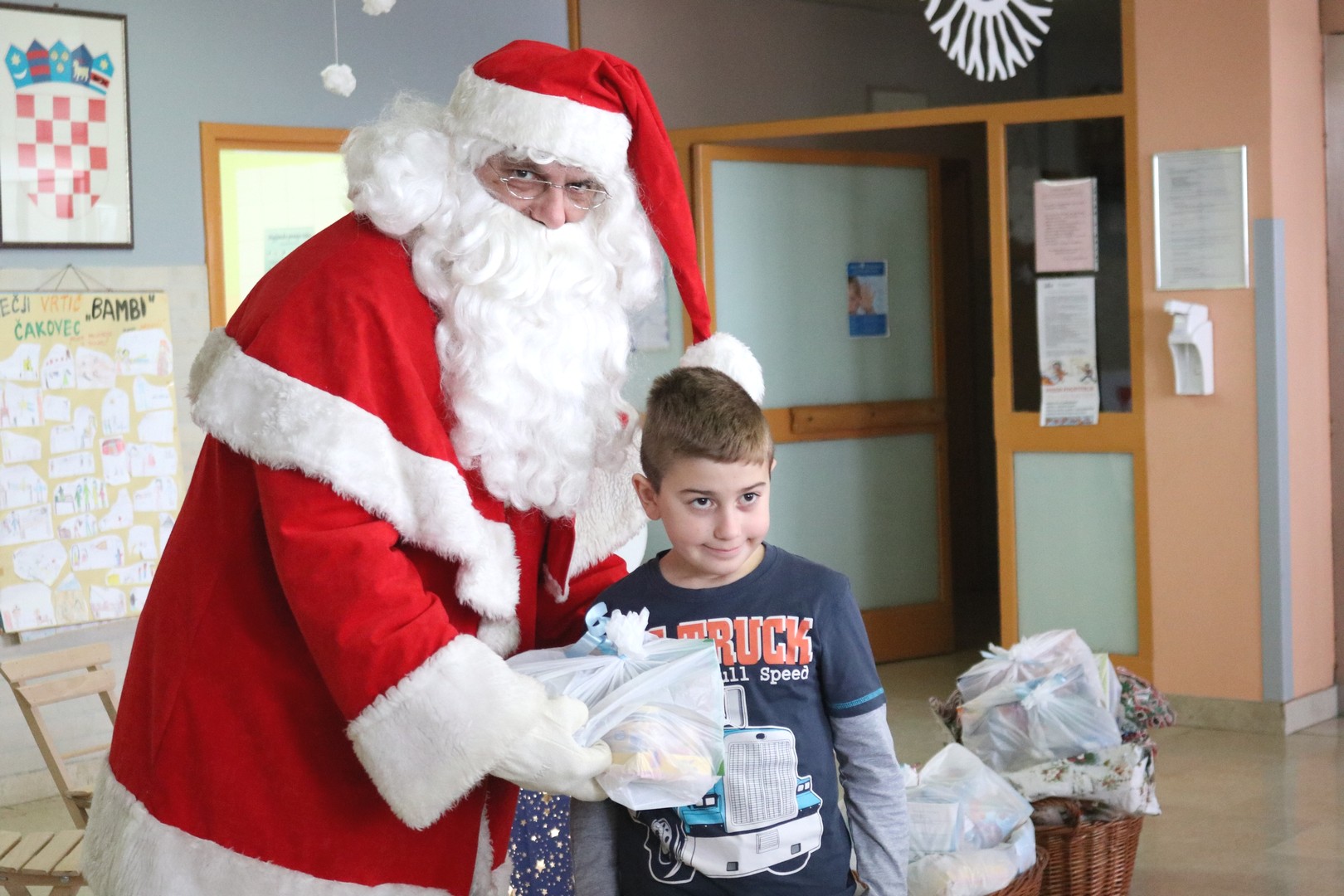 Djed Mraz predstavom i poklonima razveselio mališane s dječjeg odjela ŽB Čakovec
