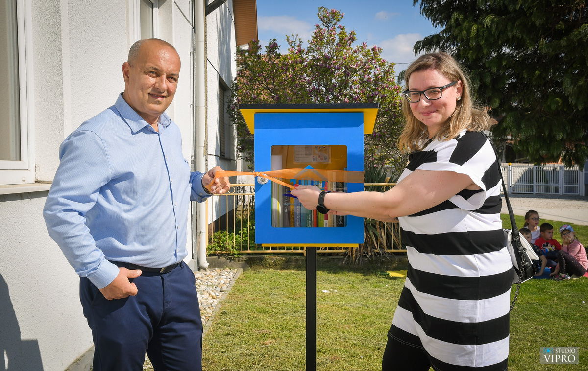 Mala slobodna knjižnica u Oporovcu