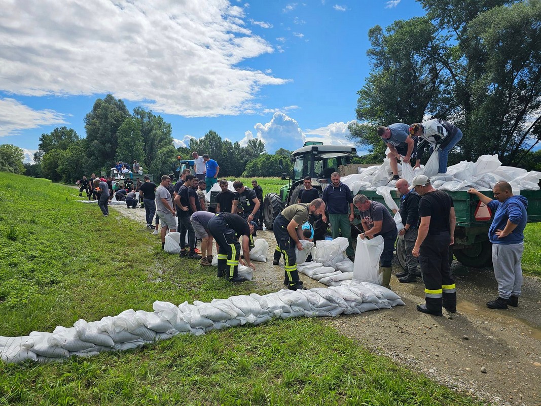FOTO Napravljen je obilazak cijelog nasipa i dalje nema opasnosti za Goričan FOTO Napravljen je obilazak cijelog nasipa i dalje nema opasnosti za Goričan