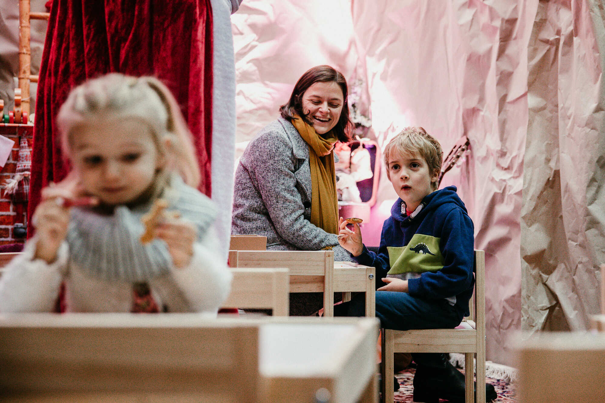 POSLASTICA ZA NAJMLAĐE Fini kolači Bake Mraz razveselili mališane u Radionici Djeda Božićnjaka POSLASTICA ZA NAJMLAĐE Fini kolači Bake Mraz razveselili mališane u Radionici Djeda Božićnjaka