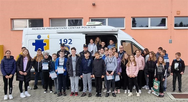 Policajci u školi i vrtićima