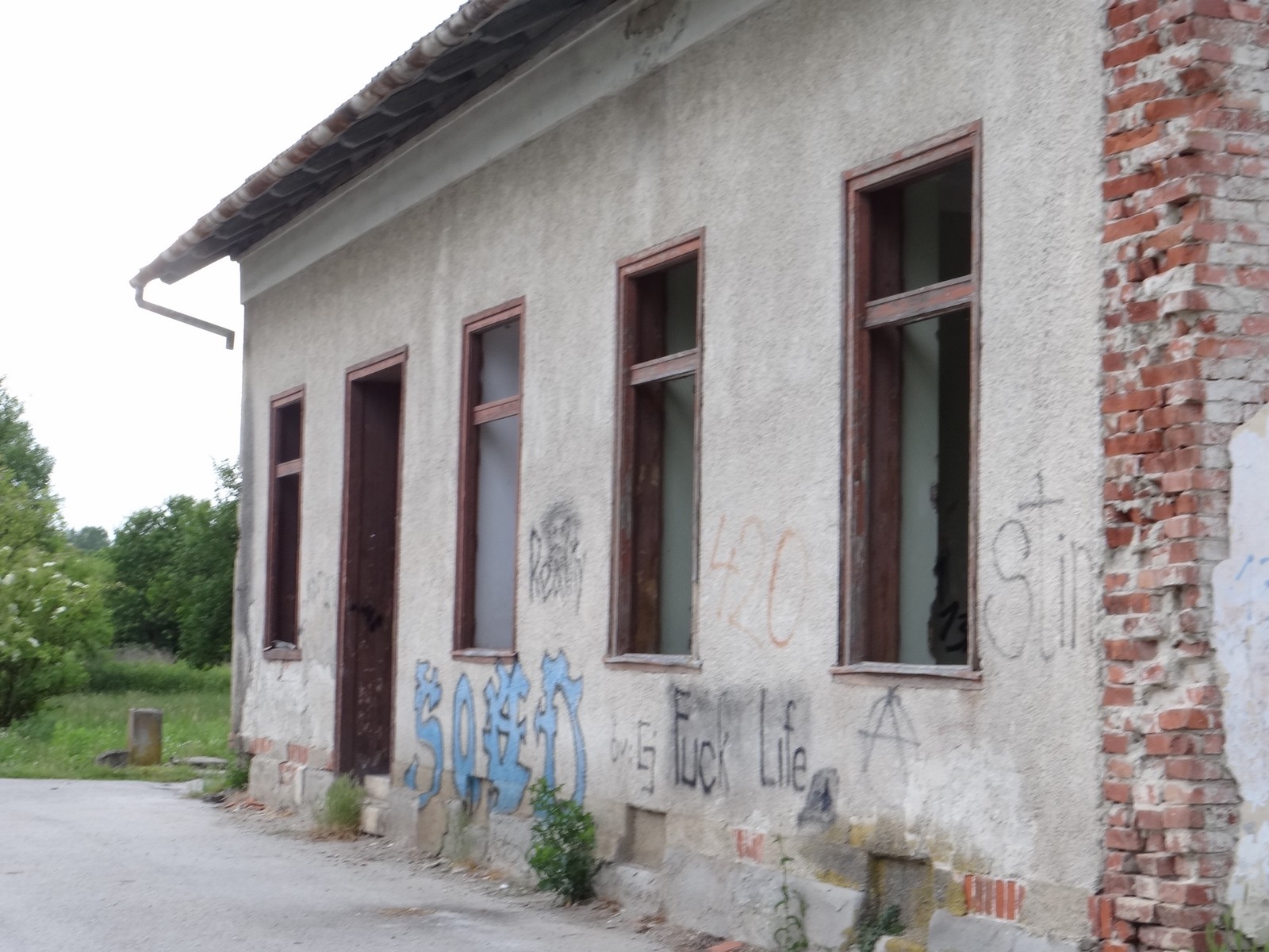 FOTO Željeznička postaja koja to nije: Vandalizam nad zapuštenom željezničkom postajom Donji Mihaljevec FOTO Željeznička postaja koja to nije: Vandalizam nad zapuštenom željezničkom postajom Donji Mihaljevec
