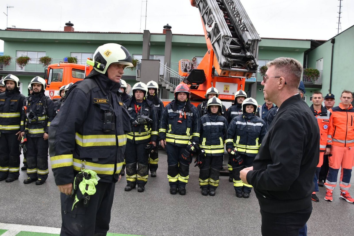MURSKO SREDIŠĆE Održana uzbudljiva vježba u kojoj su vatrogasci uspješno ugasili požar i spasili unesrećene MURSKO SREDIŠĆE Održana uzbudljiva vježba u kojoj su vatrogasci uspješno ugasili požar i spasili unesrećene