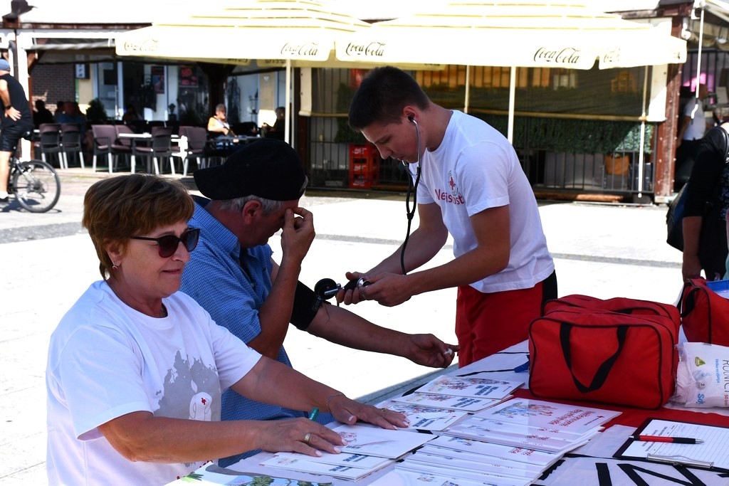 SRCE OD ZLATA Niko, Laura i Ivor, učenici Srednje škole Čakovec, humani volonteri Gradskog društva Crvenog križa Čakovec SRCE OD ZLATA Niko, Laura i Ivor, učenici Srednje škole Čakovec, humani volonteri Gradskog društva Crvenog križa Čakovec