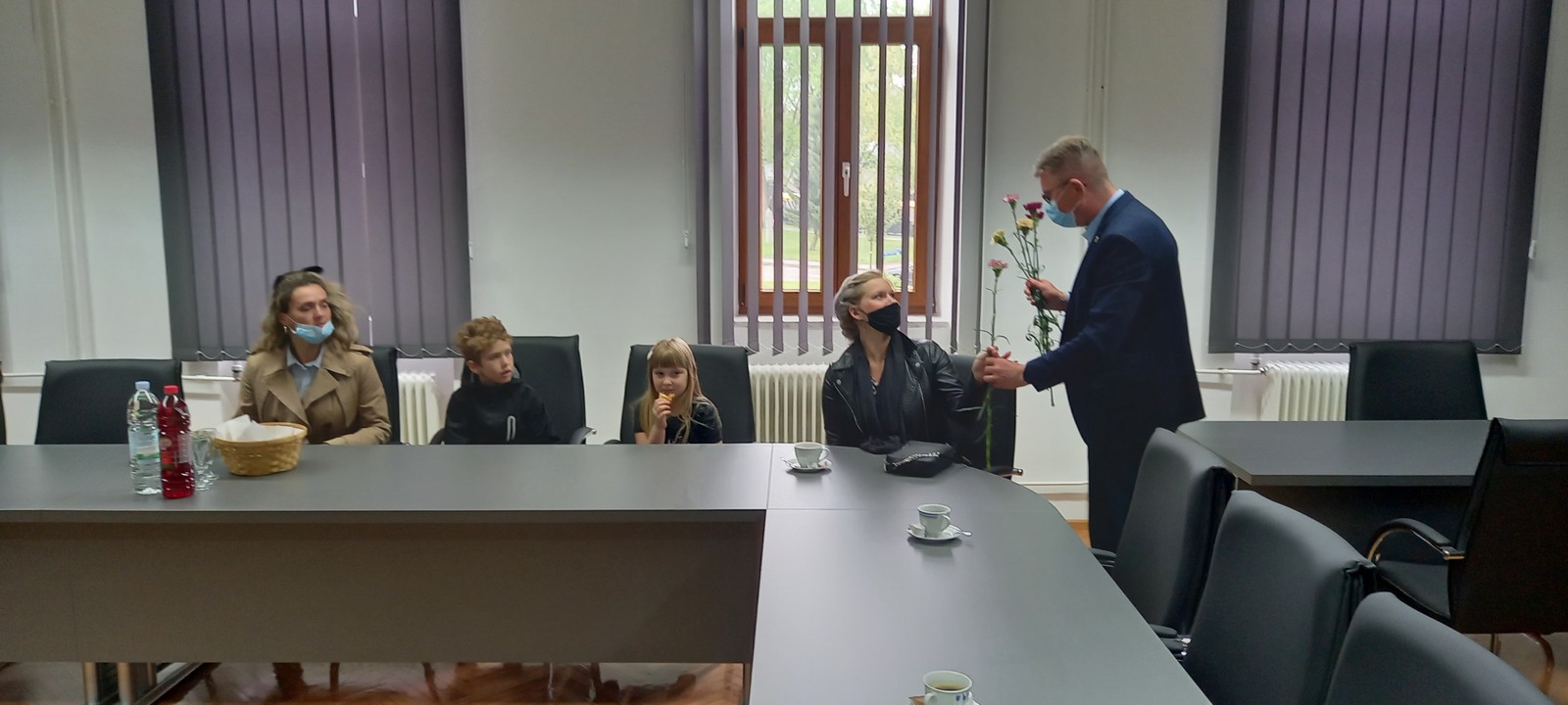 NA MAJČIN DAN Nakon svete mise, Grad Mursko Središće prigodno je darovao majke karanfilima