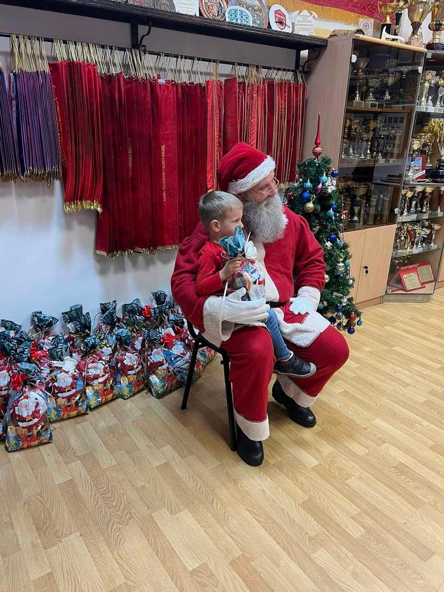 DVD STRAHONINEC Djecu posjetio Djed Božićnjak i podijelio im poklone