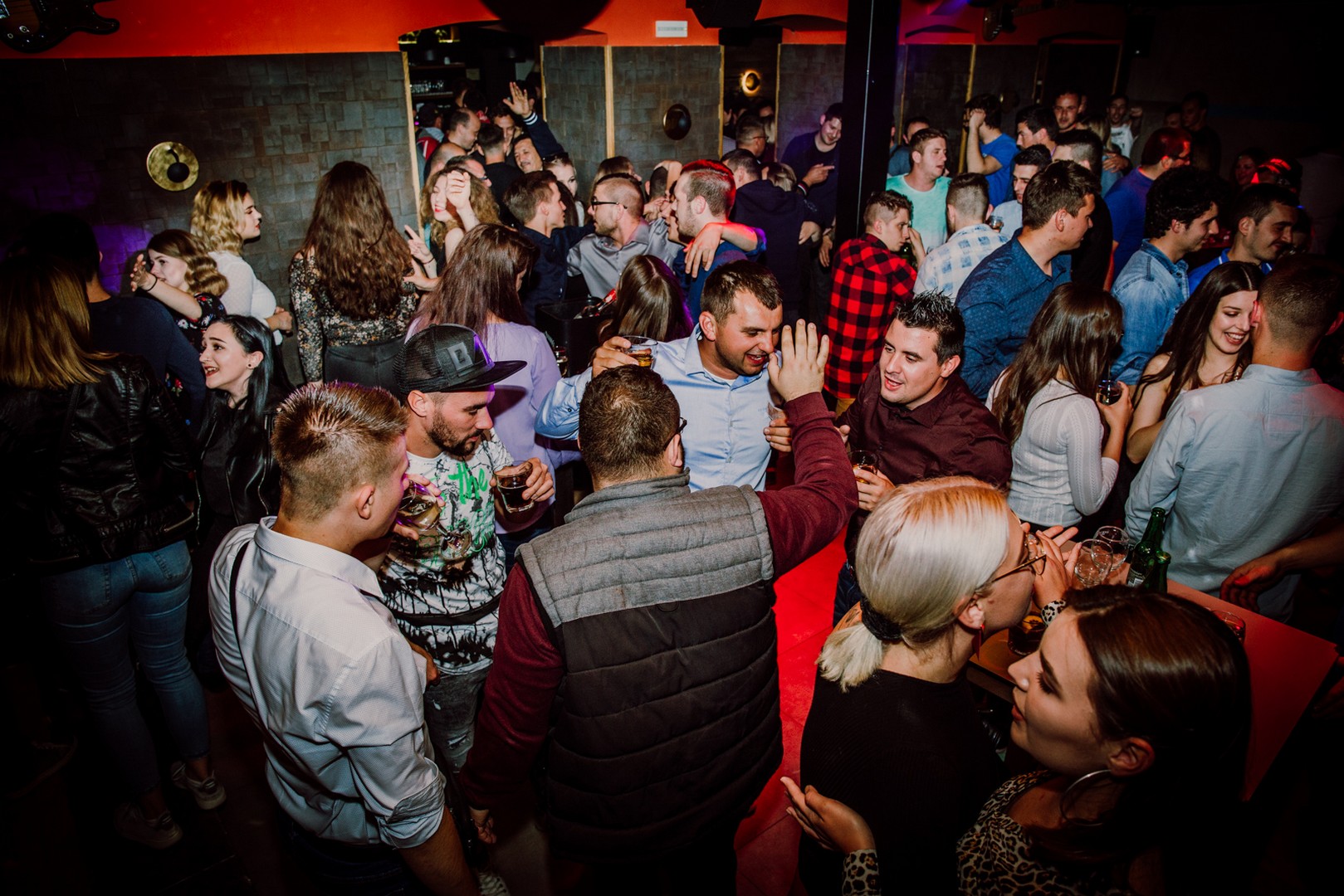 Odlična zabava na Podrumarenju uz TS Kumovi i Vina Tomšić