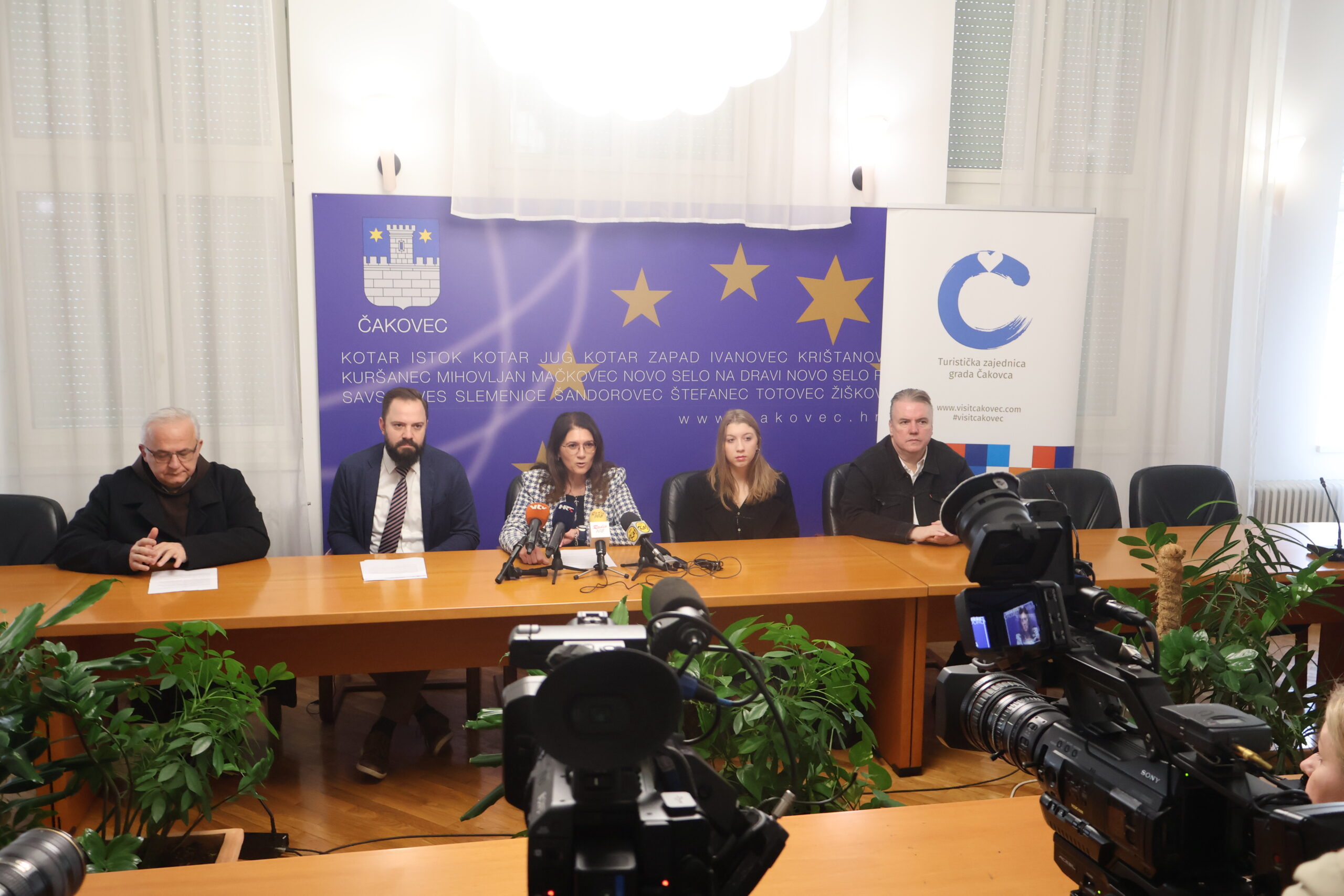 BOŽIĆNA BAJKA U ČAKOVCU Advent u gradu Zrinskih uz veliko klizalište i Gastro rutu bogatu nagradama! BOŽIĆNA BAJKA U ČAKOVCU Advent u gradu Zrinskih uz veliko klizalište i Gastro rutu bogatu nagradama!