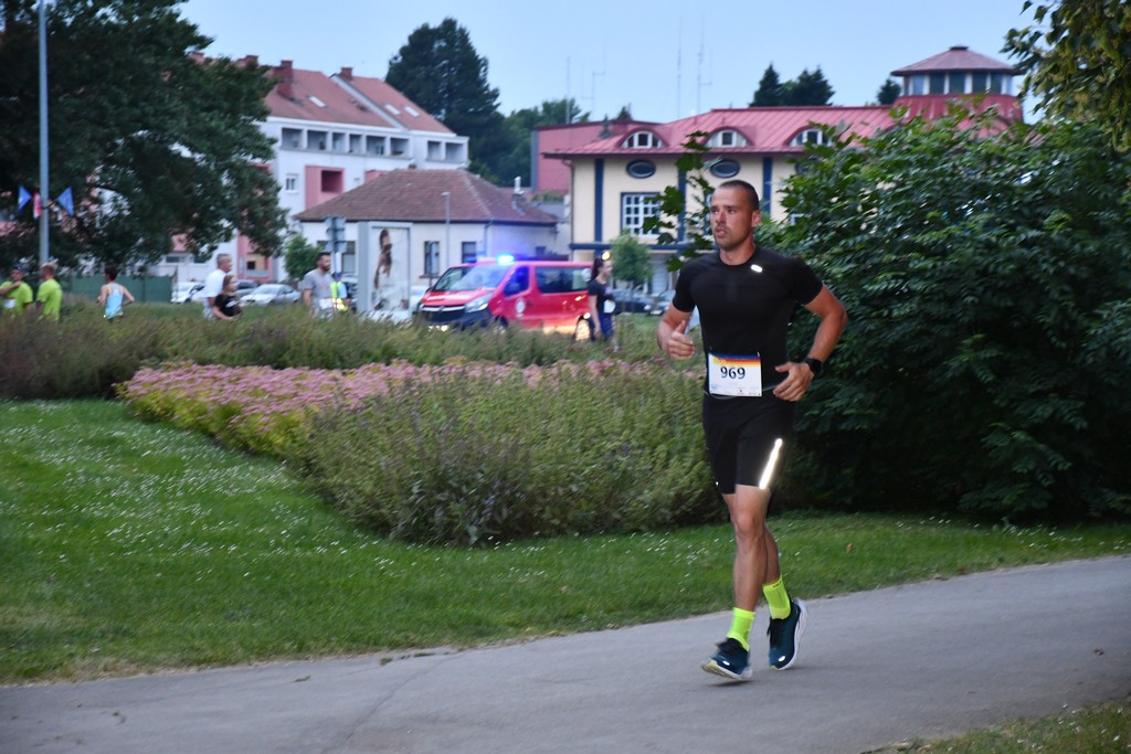 POGLEDAJTE TKO JE SVE TRČAO Veliki broj trkača na ‘Čakovečkom noćnom ceneru’