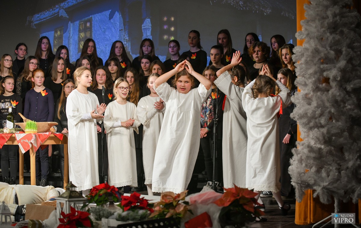 FOTO Osnovna škola Prelog predivnom priredbom sugrađanima uljepšala adventsko vrijeme