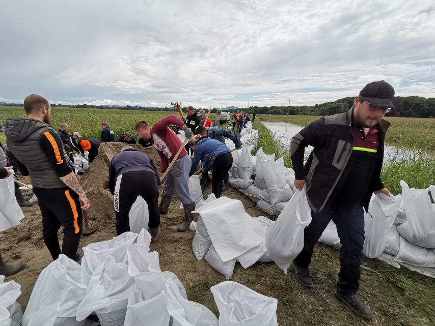 VIDEO I FOTO Složna ekipa ojačava nasip – voda je zaprijetila prelijevanjem prema Pušćinama