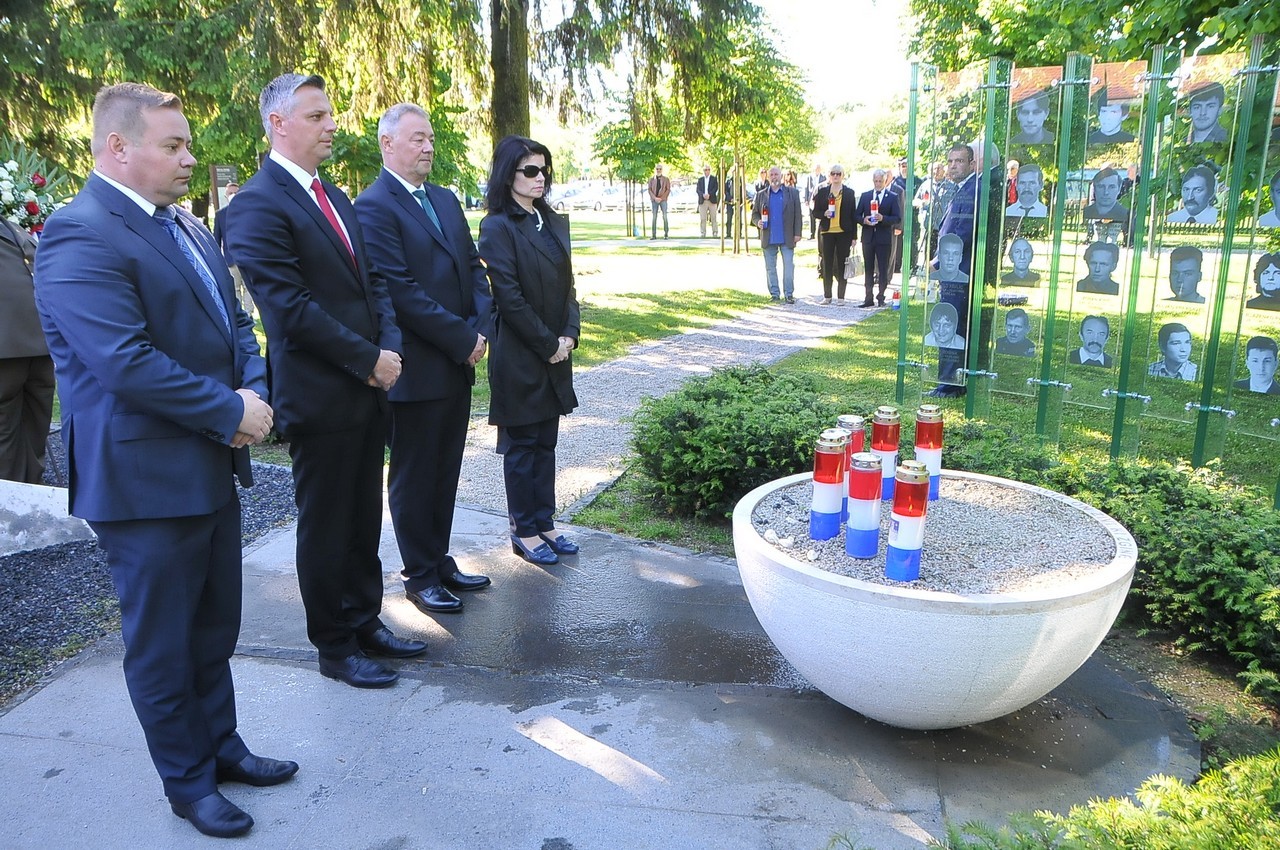 OBILJEŽEN DAN DRŽAVNOSTI Vijenci, svijeće i vječna hvala poginulim braniteljima