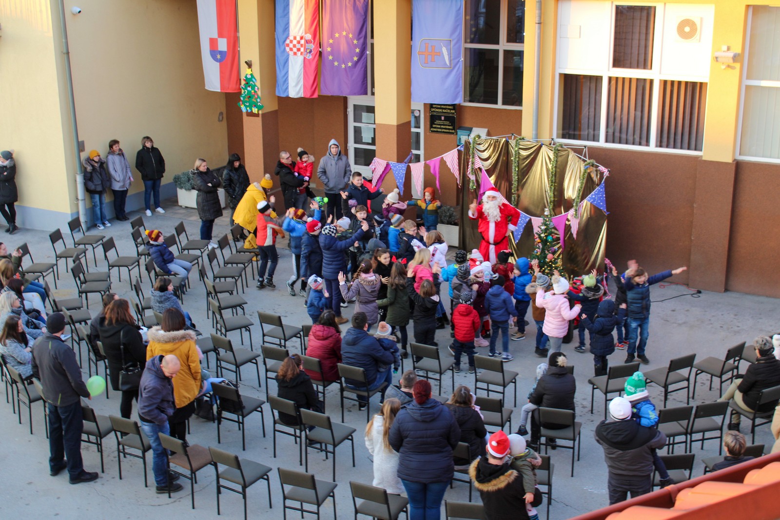 Djed Božićnjak posjetio Vratišinec