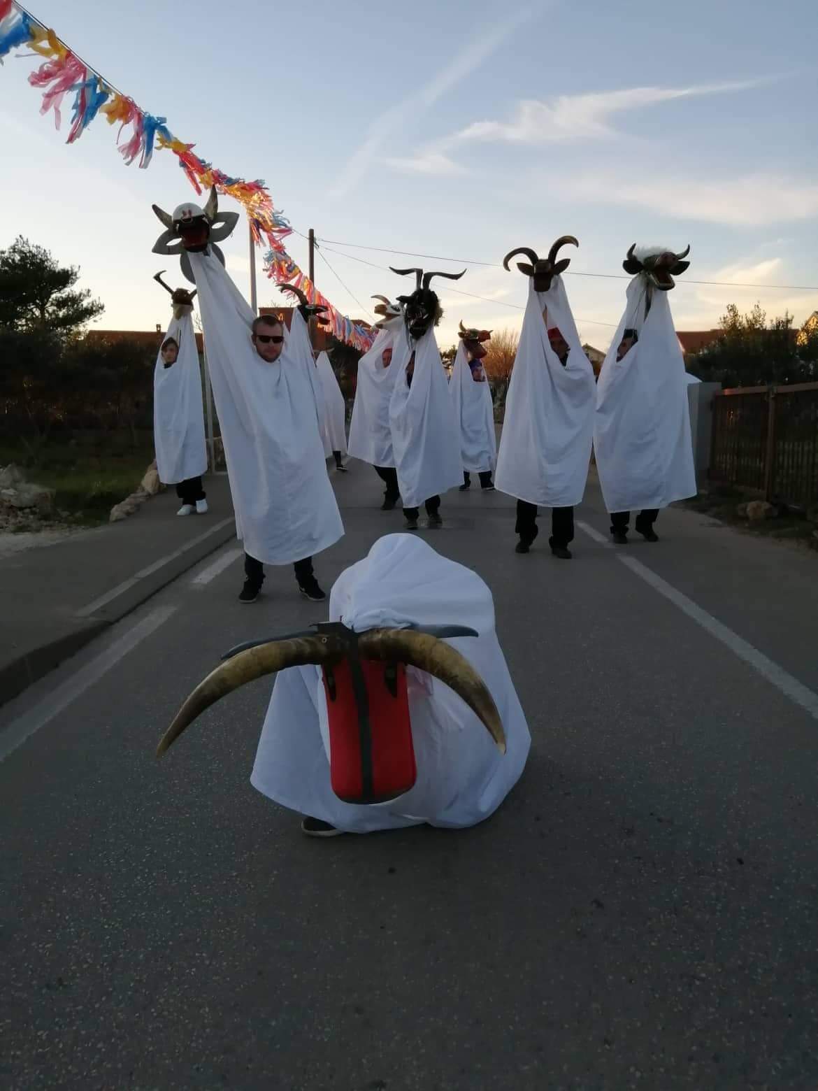 FOTO KUU Čaplja Podturen osvojila treće mjesto na međunarodnom karnevalu na otoku Viru