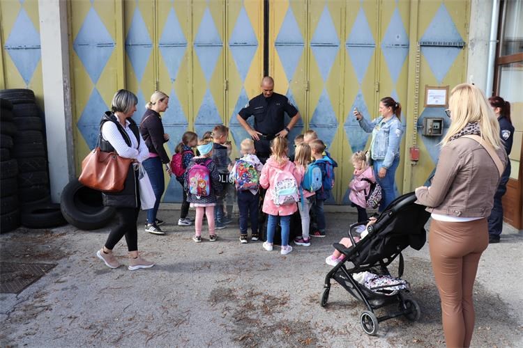 Mališani posjetili policiju