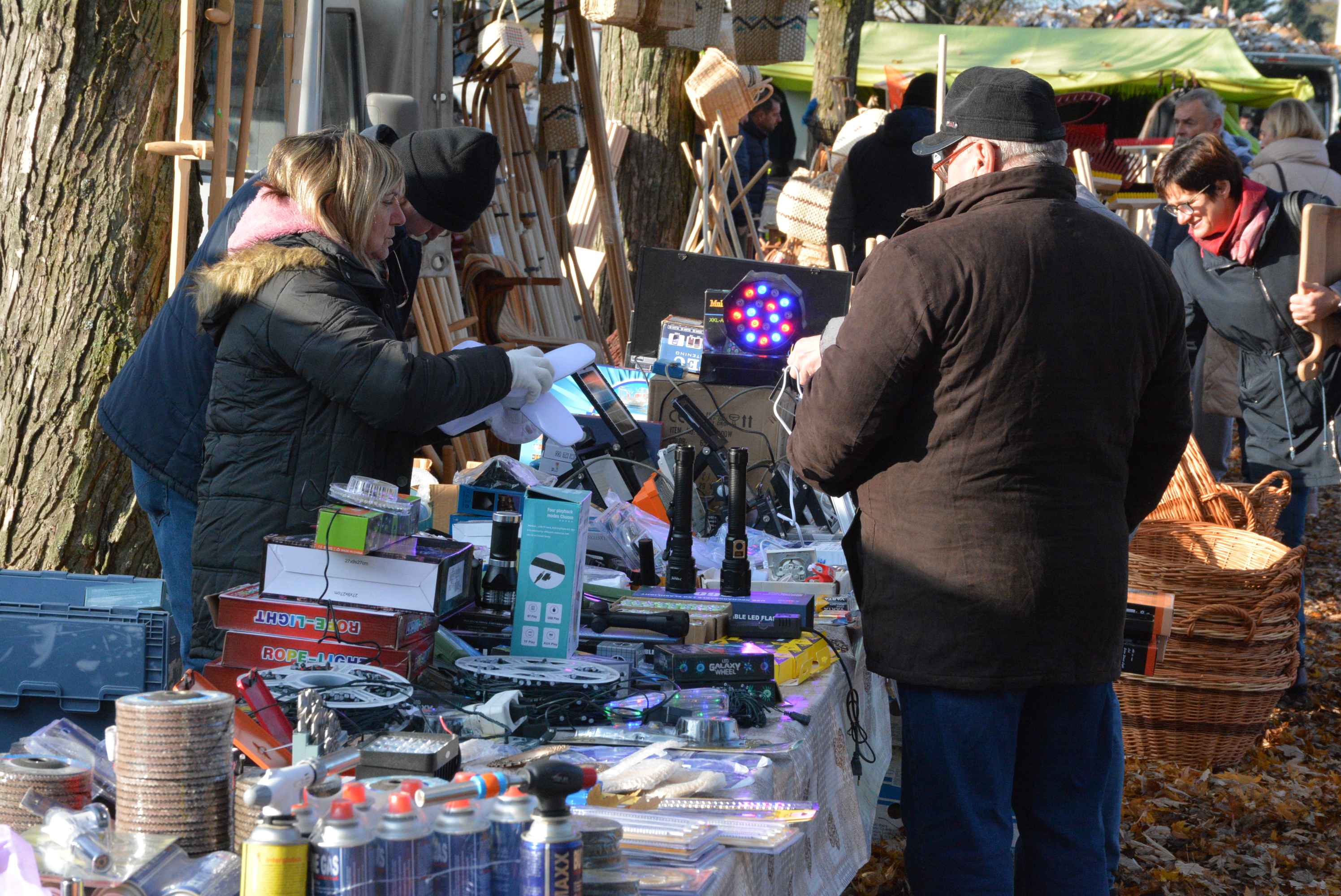 FOTO Čakovečki sajam odolijeva zimskoj hladnoći – posjetitelji hrabro istraživali bogatu ponudu unatoč mrazu na automobilima