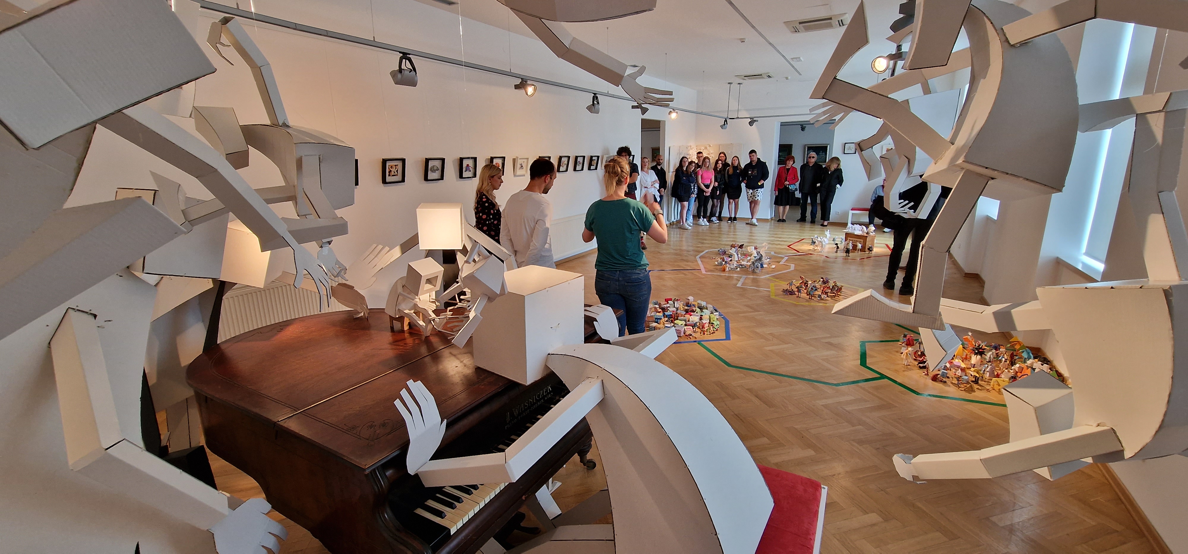 PRELOG Otvorena samostalna izložba ‘Papirnata energija’ akademskog umjetnika Marka Zubaka PRELOG Otvorena samostalna izložba ‘Papirnata energija’ akademskog umjetnika Marka Zubaka