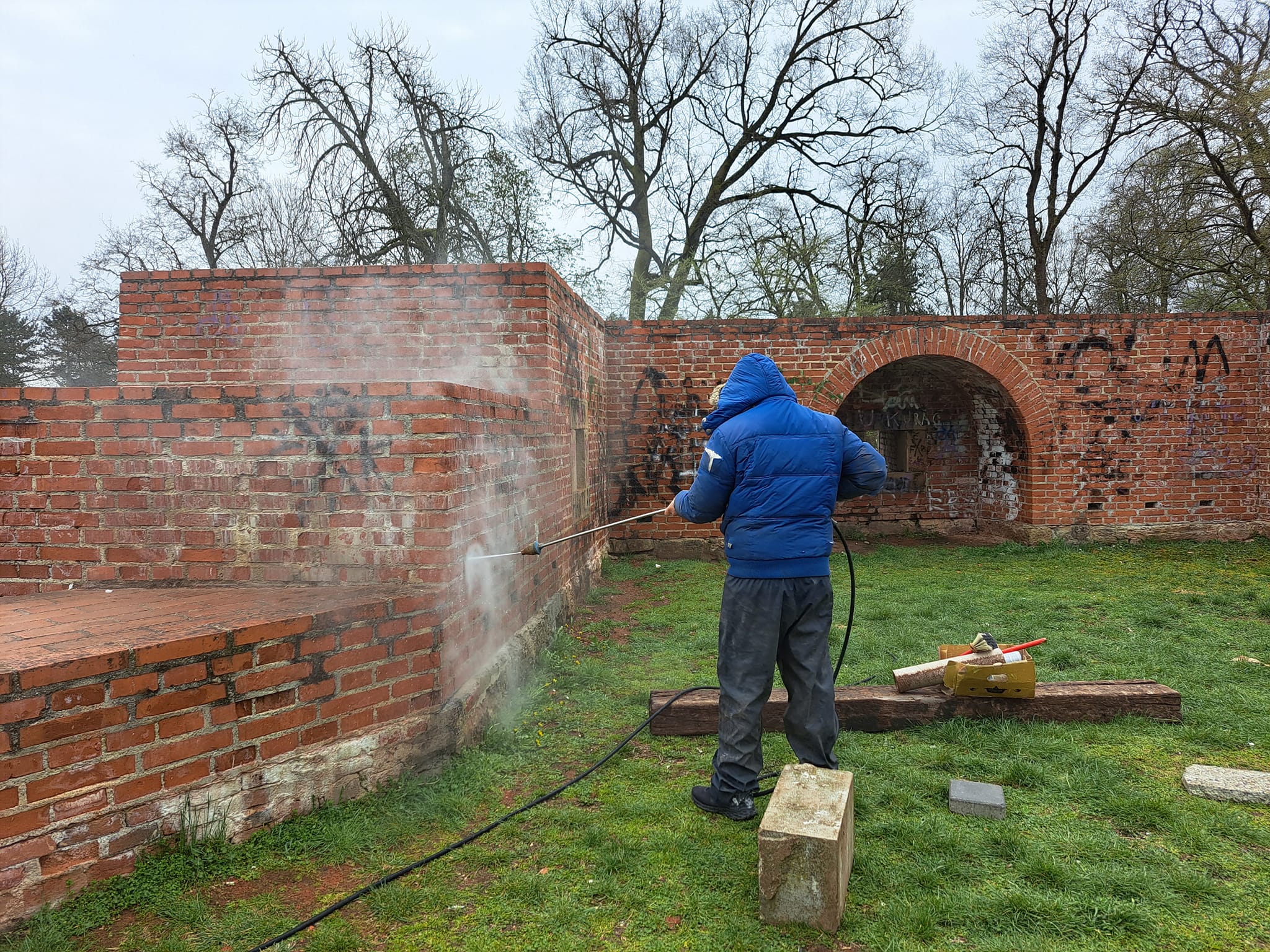 Uklanjaju se grafiti s južne kule Starog grada u Čakovcu, postavljen i video nadzor
