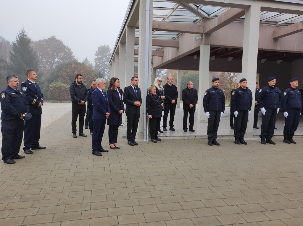 Polaganje vijenaca i paljenje svijeća uz blagdan Svih svetih
