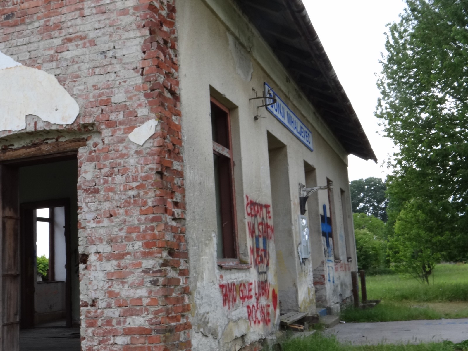 FOTO Željeznička postaja koja to nije: Vandalizam nad zapuštenom željezničkom postajom Donji Mihaljevec FOTO Željeznička postaja koja to nije: Vandalizam nad zapuštenom željezničkom postajom Donji Mihaljevec