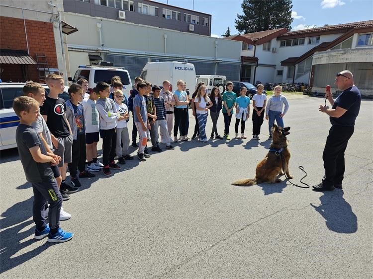 POSJETILI POLICAJCE Petaši Osnovne škole “Jože Horvata” Kotoriba posjetili Policijsku upravu međimursku