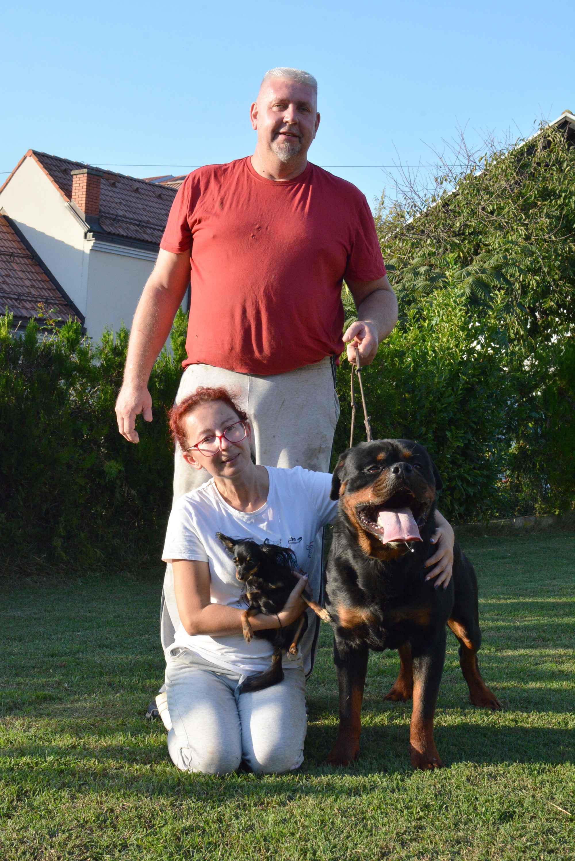 OBITELJ MIKAC IZ MIHOVLJANA Od 2014. godine imaju profinjenu uzgajivačnicu Rottweilera – ‘psi su naša najveća ljubav’ OBITELJ MIKAC IZ MIHOVLJANA Od 2014. godine imaju profinjenu uzgajivačnicu Rottweilera – ‘psi su naša najveća ljubav’