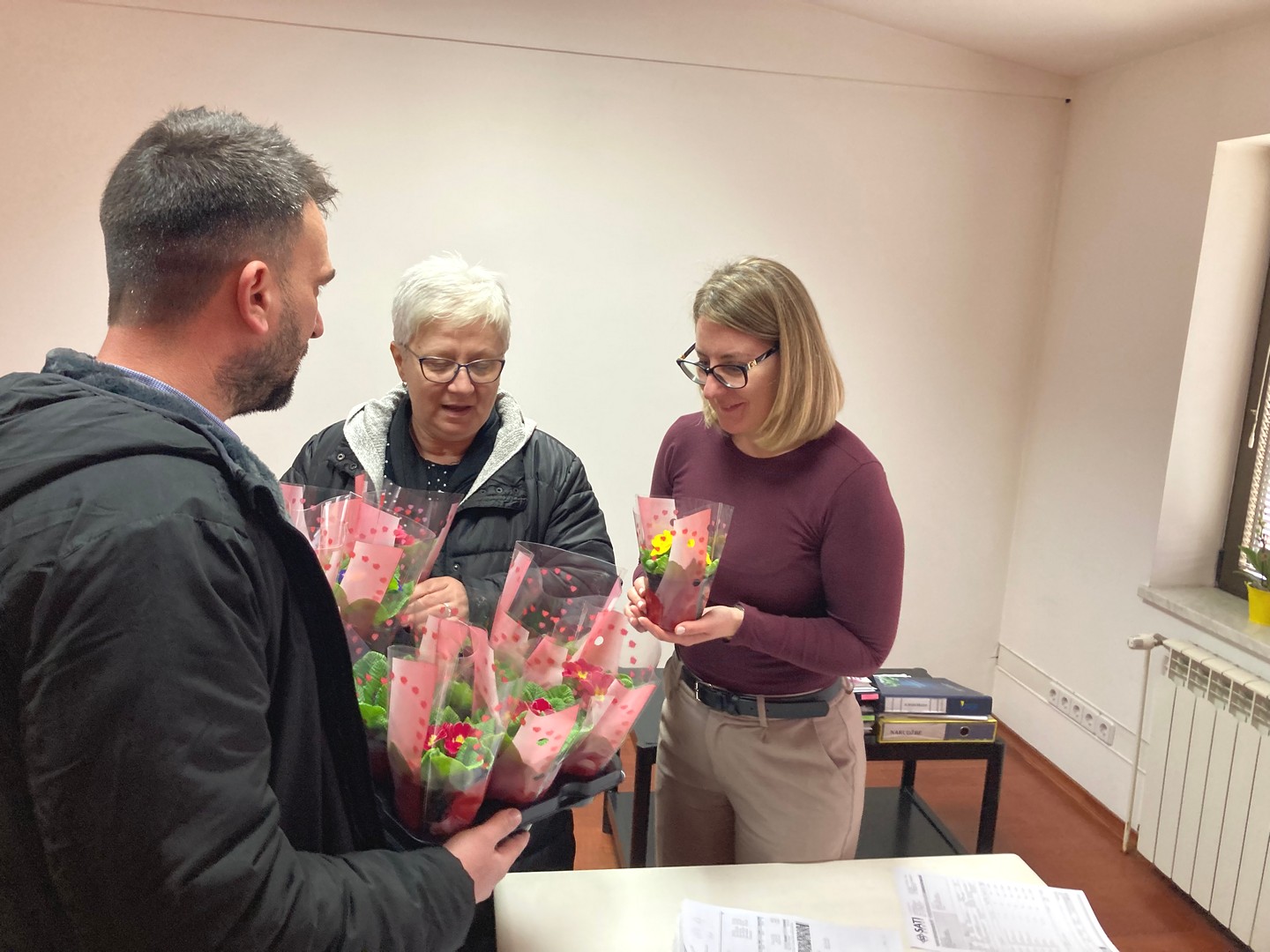 Načelnik Vratišinca Mihael Grbavec mještanke iznenadio jaglacima povodom Dana žena