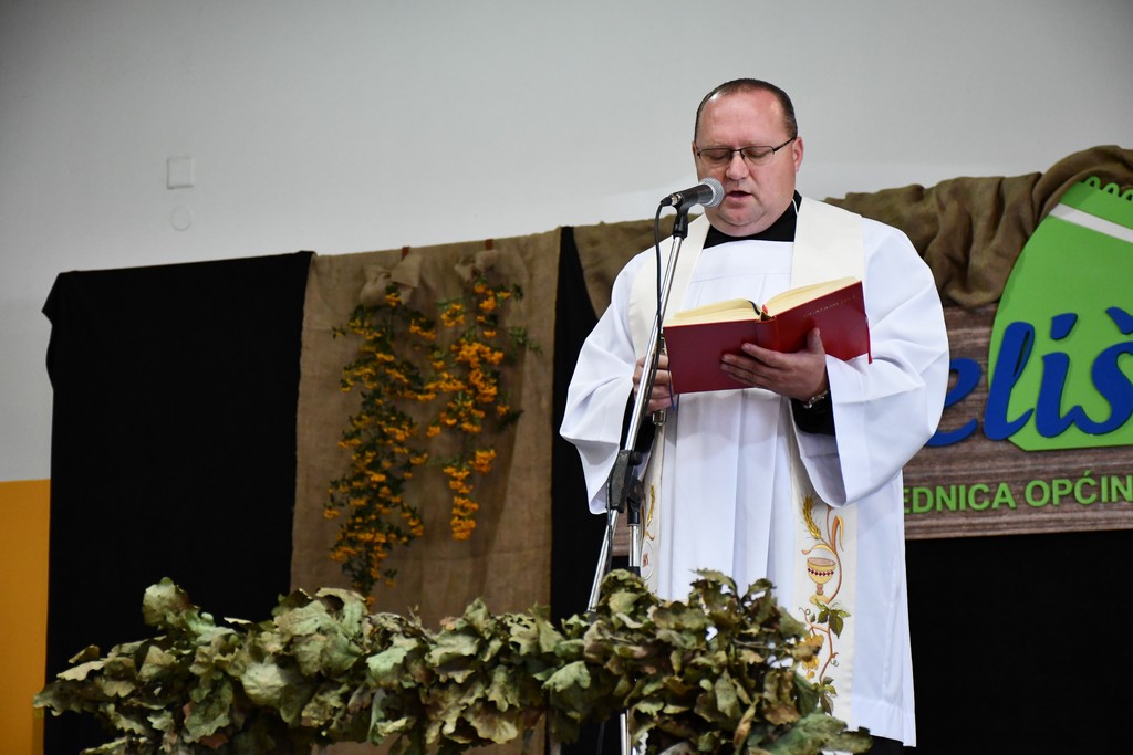 PROSLAVA JESENI Brojni zaljubljenici u kulturnu baštinu i tradiciju našega kraja okupili se na Danima zahvalnosti za plodove zemlje PROSLAVA JESENI Brojni zaljubljenici u kulturnu baštinu i tradiciju našega kraja okupili se na Danima zahvalnosti za plodove zemlje
