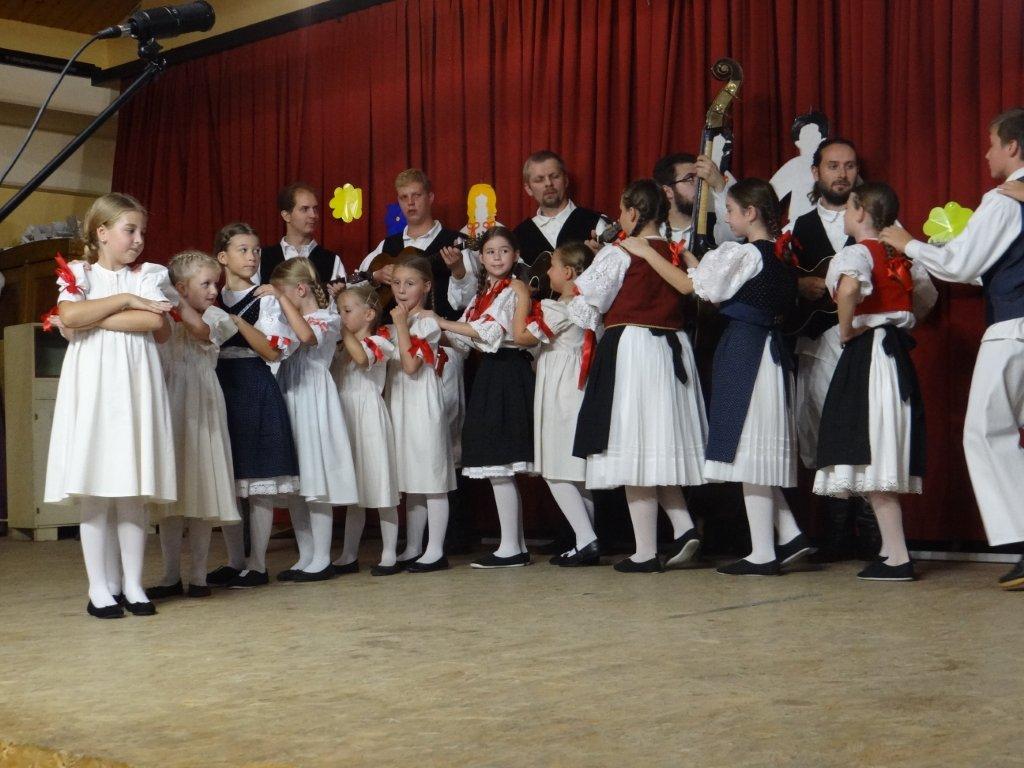 Prvi dječji folklorni susreti u Žiškovcu