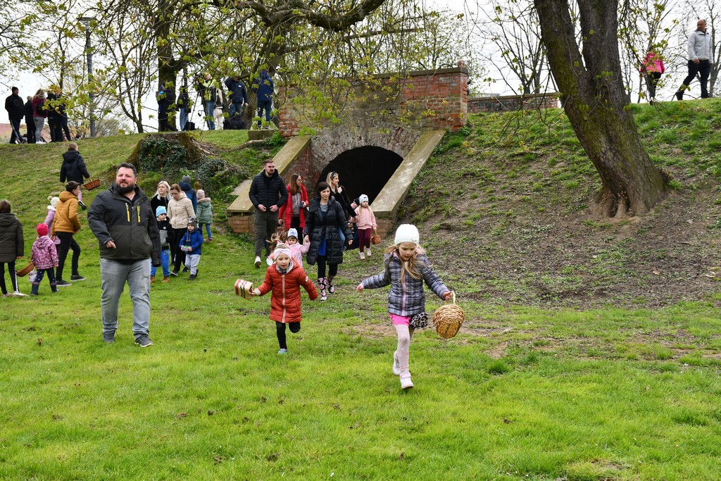 VIDEO I FOTO Potraga za uskrsnim jajima u Perivoj Zrinskih privukla mnoštvo mališana