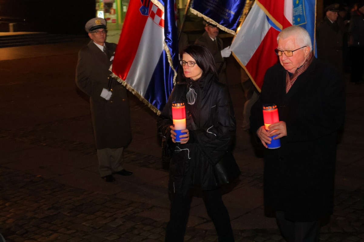 DAN SJEĆANJA Čakovec se i ove godine dostojanstveno prisjetio žrtava Vukovara i Škrabrnje te obljetnice pogibije Nikole VII. Zrinskog DAN SJEĆANJA Čakovec se i ove godine dostojanstveno prisjetio žrtava Vukovara i Škrabrnje te obljetnice pogibije Nikole VII. Zrinskog