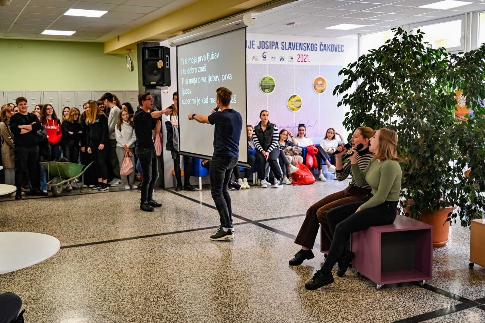 Raspjevani petak u čakovečkoj Gimnaziji – održan školski karaoke show!