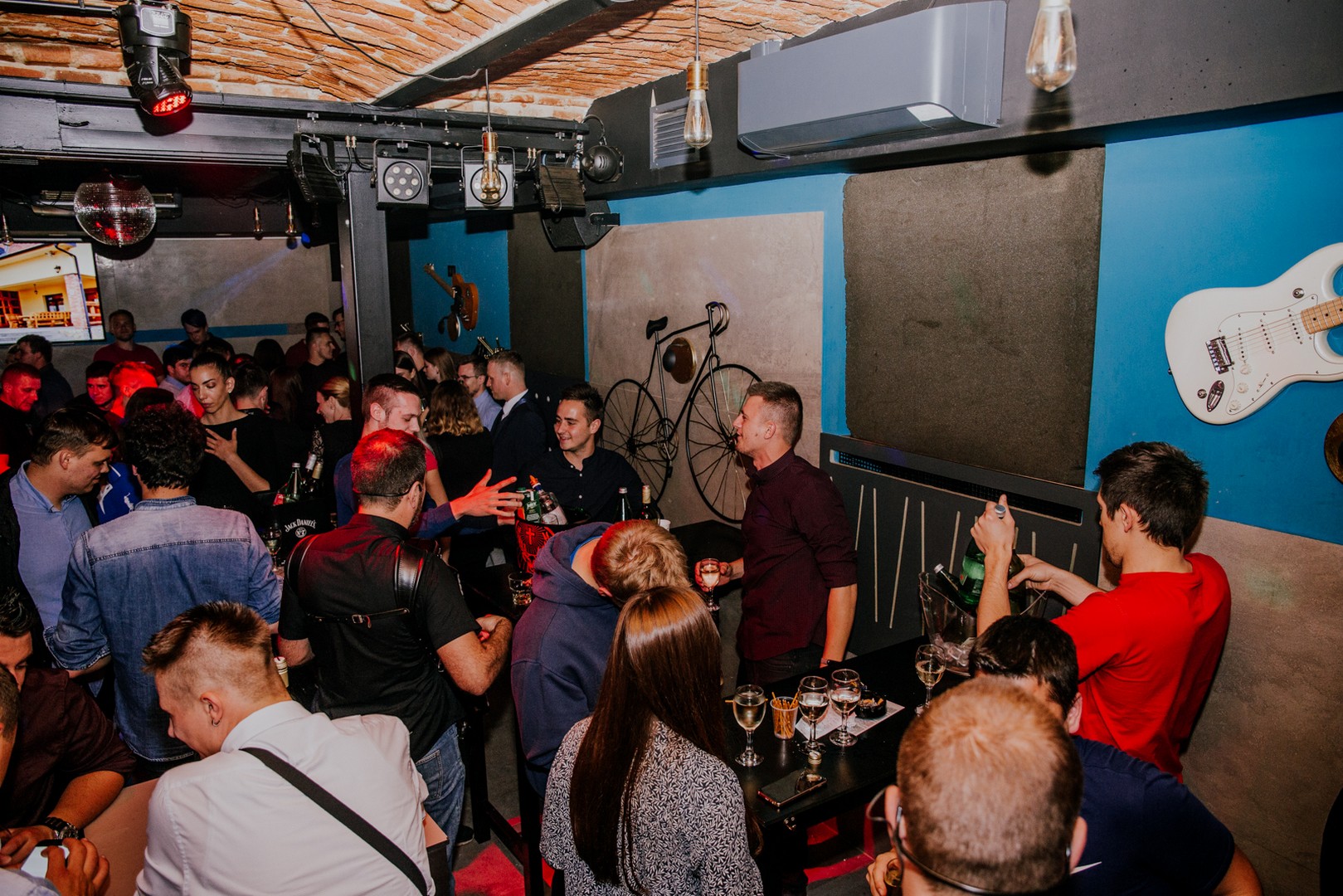 Odlična zabava na Podrumarenju uz TS Kumovi i Vina Tomšić