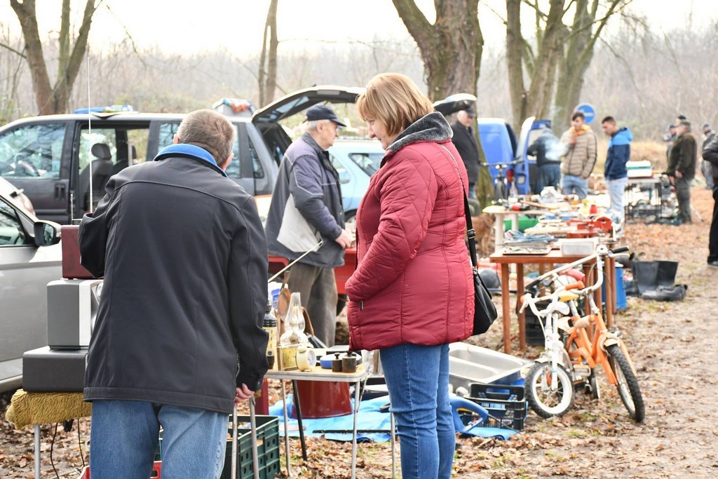 SAJAM SRIJEDOM FOTO Prvi čakovečki sajam otkad smo uveli euro. Cijene su istaknute u eurima i kunama.  MH  ‘Cifre su male pak se čini kak da je fal!’ – rekli su kupci  Prva je sajamska srijeda otkad smo ušli u eurozonu. Nakon gotovo 30 godina opraštamo se