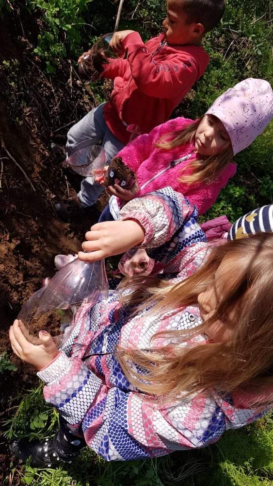 Mališani Dječjeg vrtića Maslačak iz Murskog Središća ukrasili dvorišnu ogradu cvijećem