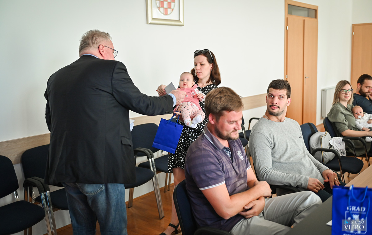 PRELOG Treći puta ove godine podijeljene jednokratne naknade za novorođenčad