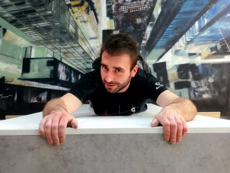 UMJETNIK DANIJEL DRVENKAR Iz perspektive kista i pod oblacima boja