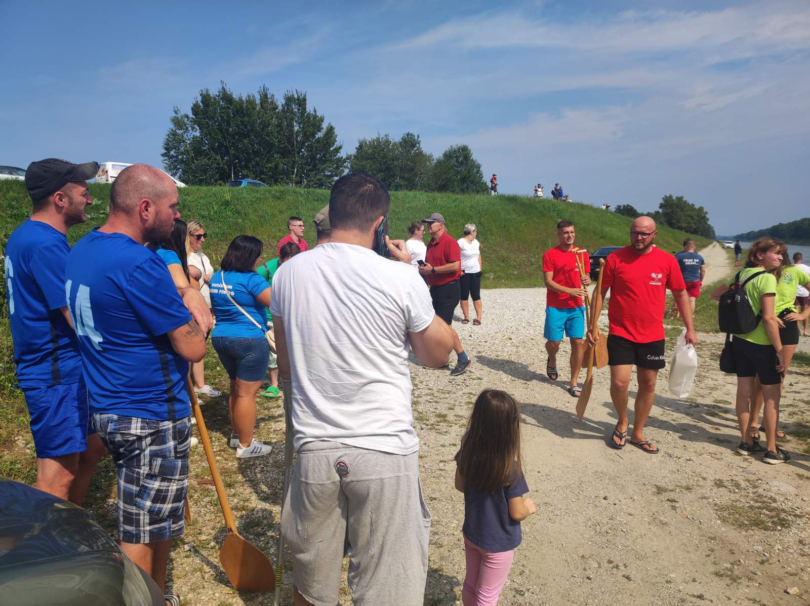 FOTO Pobjednici natjecanja u ekipnom veslanju dravskim čamcima su ekipe ‘Royal transport’ i ‘Fljojsarice’ FOTO Pobjednici natjecanja u ekipnom veslanju dravskim čamcima su ekipe ‘Royal transport’ i ‘Fljojsarice’