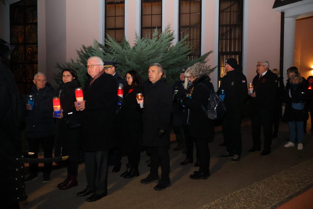 DAN SJEĆANJA Čakovec se i ove godine dostojanstveno prisjetio žrtava Vukovara i Škrabrnje te obljetnice pogibije Nikole VII. Zrinskog DAN SJEĆANJA Čakovec se i ove godine dostojanstveno prisjetio žrtava Vukovara i Škrabrnje te obljetnice pogibije Nikole VII. Zrinskog