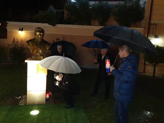 U Prelogu zapaljene svijeće kod biste dr. Franji Tuđmanu povodom godišnjice njegove smrti U Prelogu zapaljene svijeće kod biste dr. Franji Tuđmanu povodom godišnjice njegove smrti