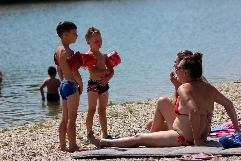 Međimurke i Međimurci spas od ljetnih vrućina potražili uz rijeku Dravu