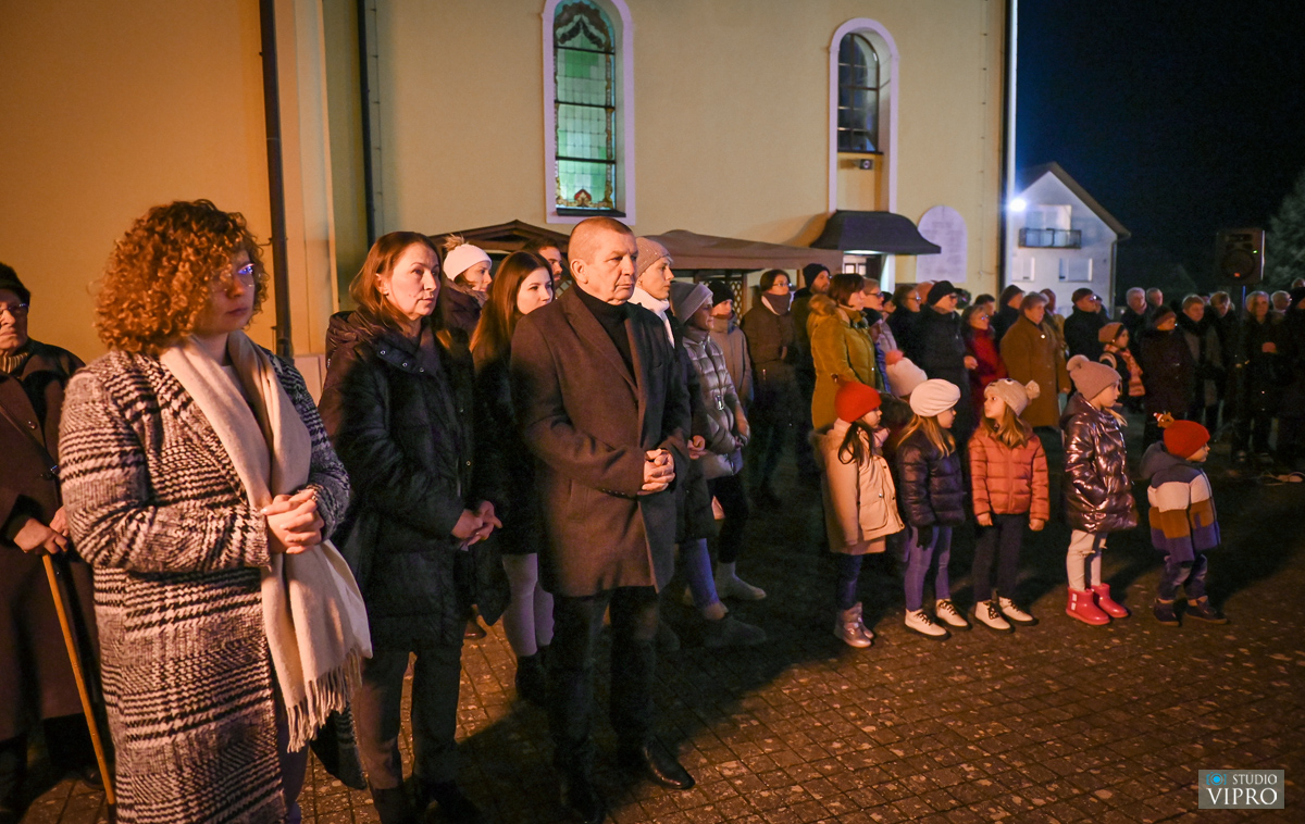 Prelog Na adventskom vijencu upaljena treća svijeća
