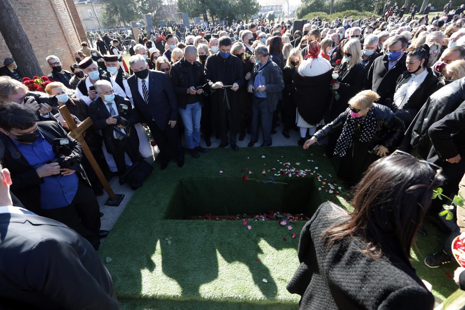 ispratio ga veliki broj građana: Pokopan je Milan Bandić