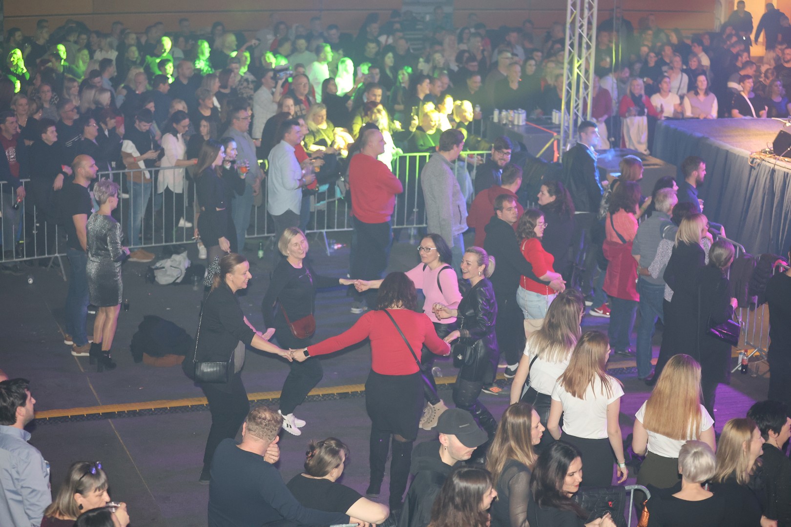 KONCERT U ČAKOVCU Haris Džinović svojim hitovima rasplesao i raspjevao publiku