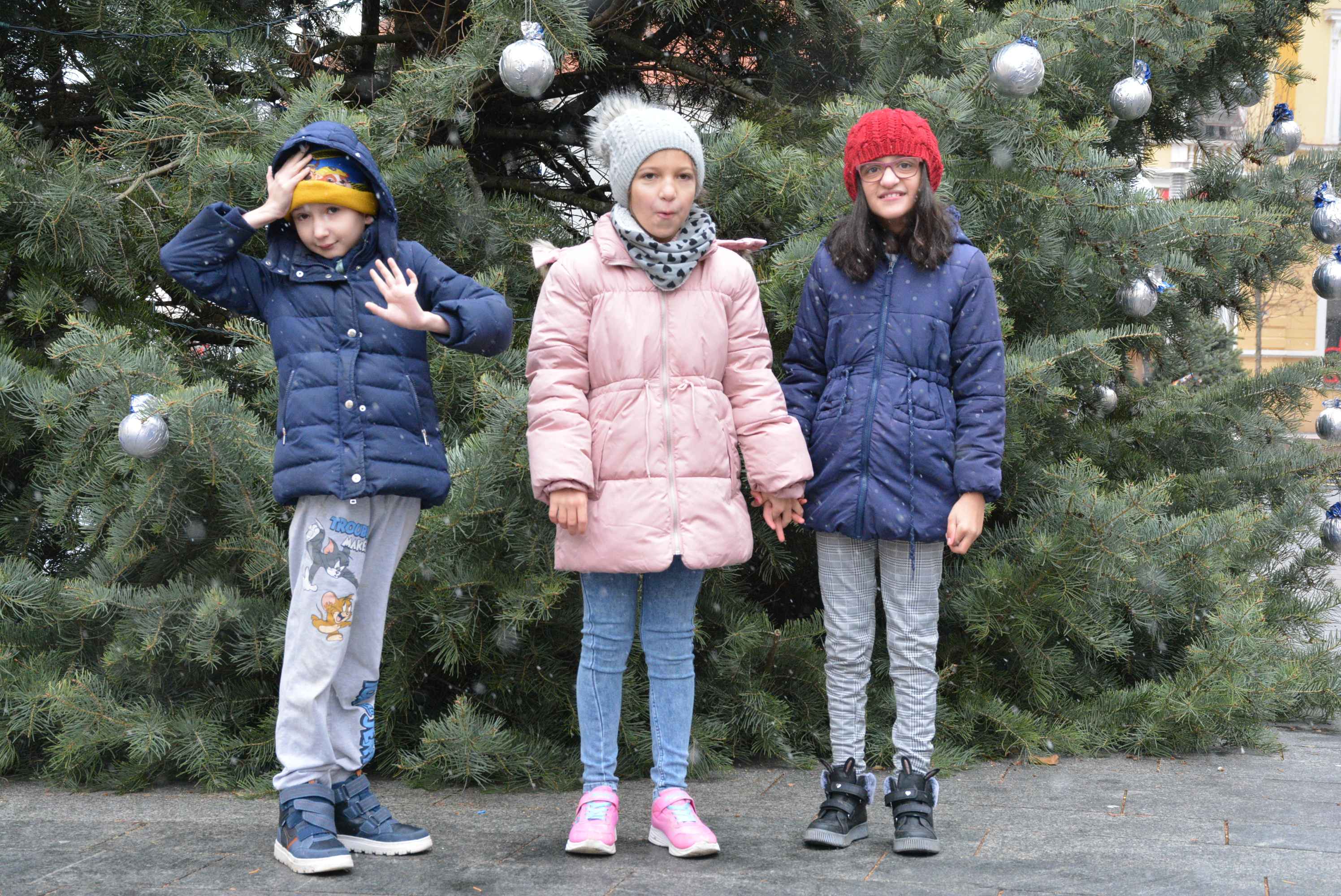 FOTO/VIDEO Zabundani veliki i mali unatoč gustom snijegu i hladnoći proveli prijepodne u veselom raspoloženju